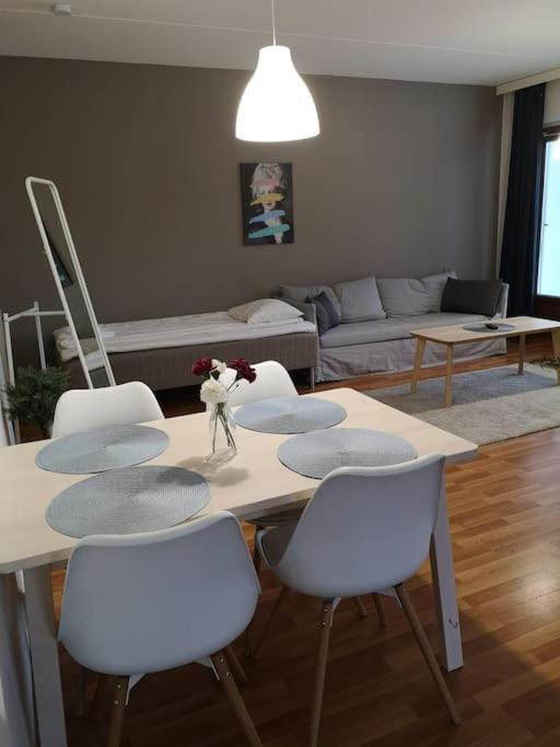 Kotimaailma - Kotoisa Saunallinen Kolmio Tikkurilan Palveluiden Aeaerellae Vantaa Exterior foto